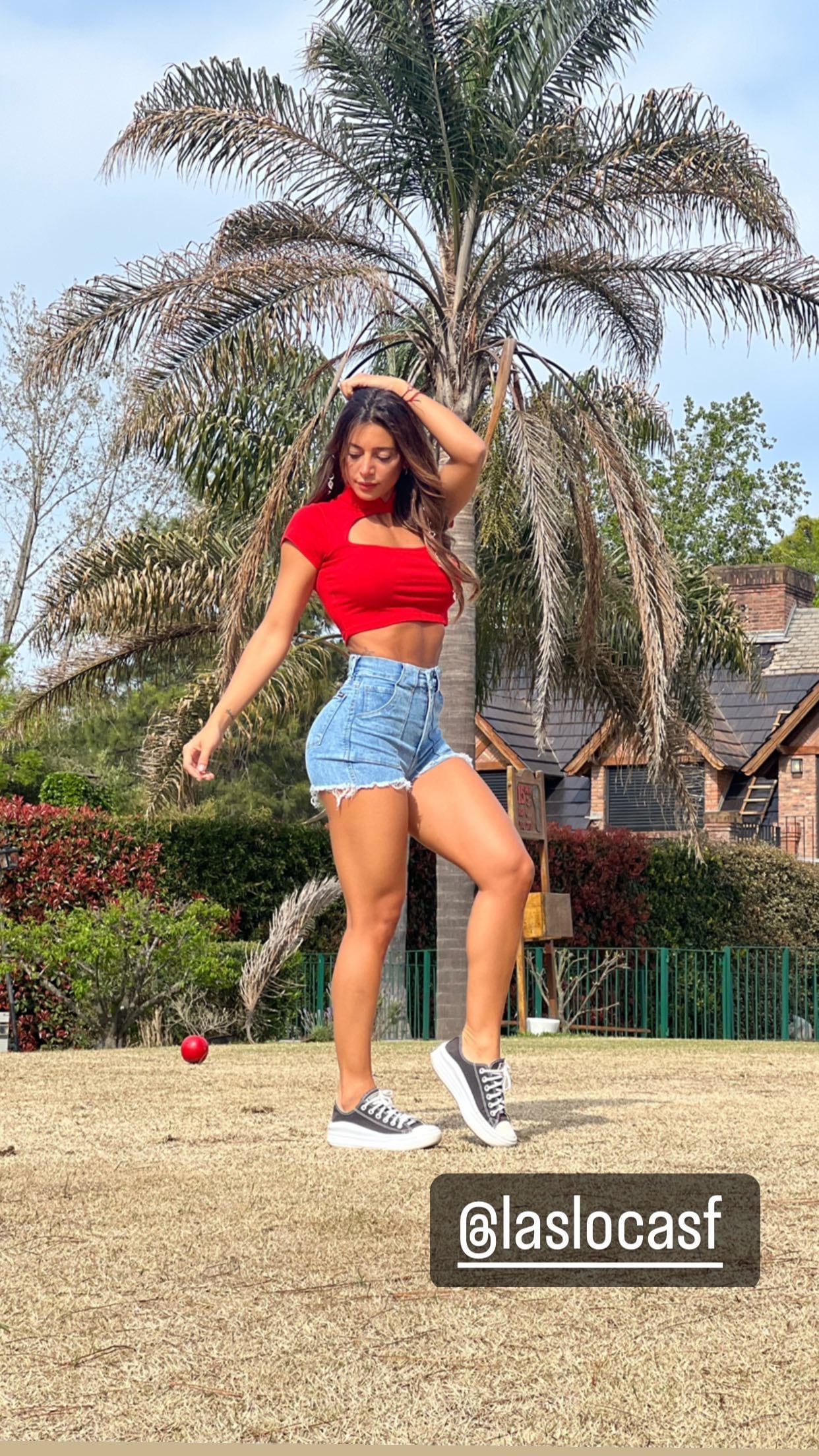 Sol Pérez se sumó a las tendencias de primavera y enamoró con un mini short y un top “cut-out” rojo.