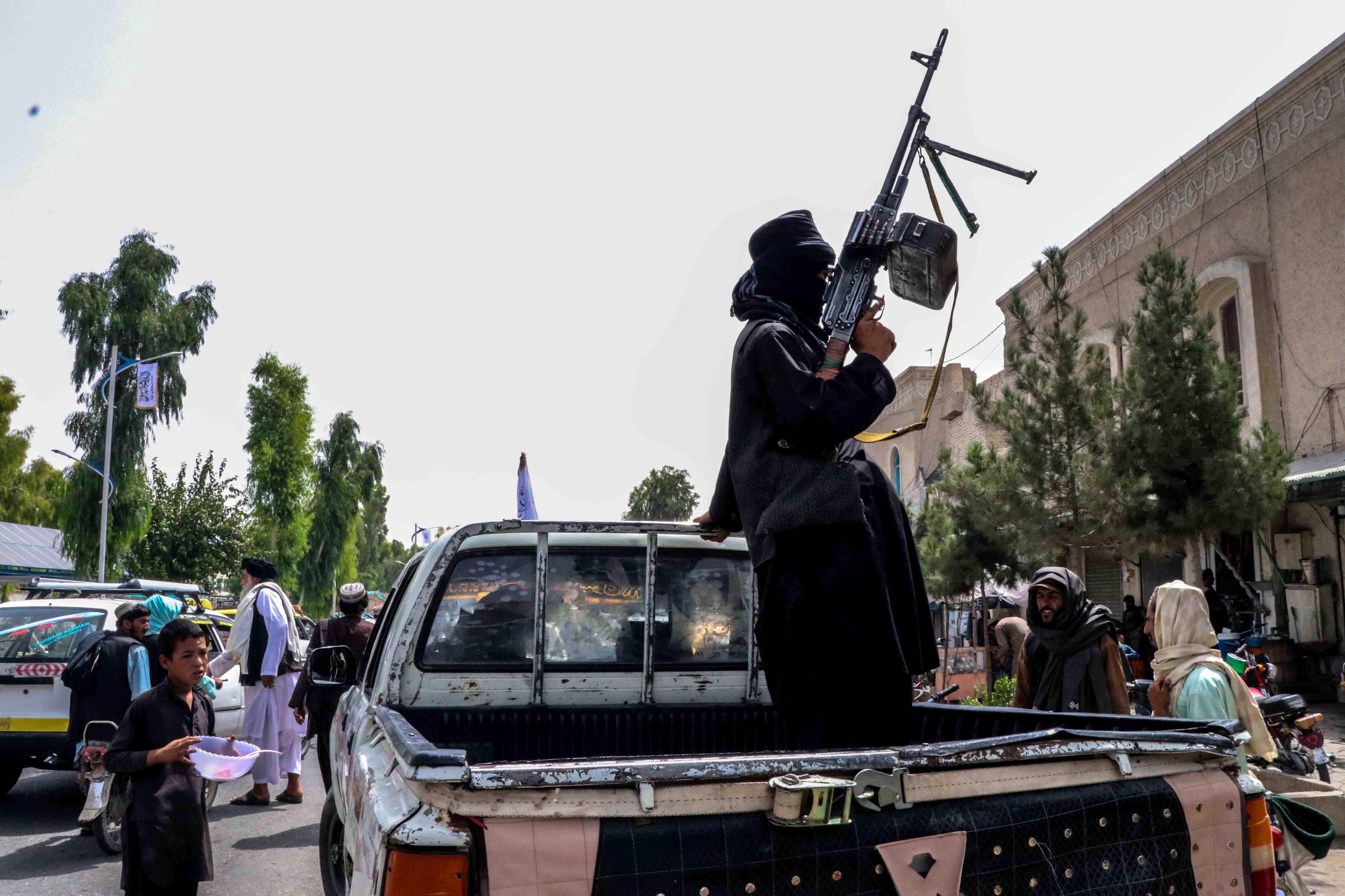 Talibanes patrullan las calles de Afganistán