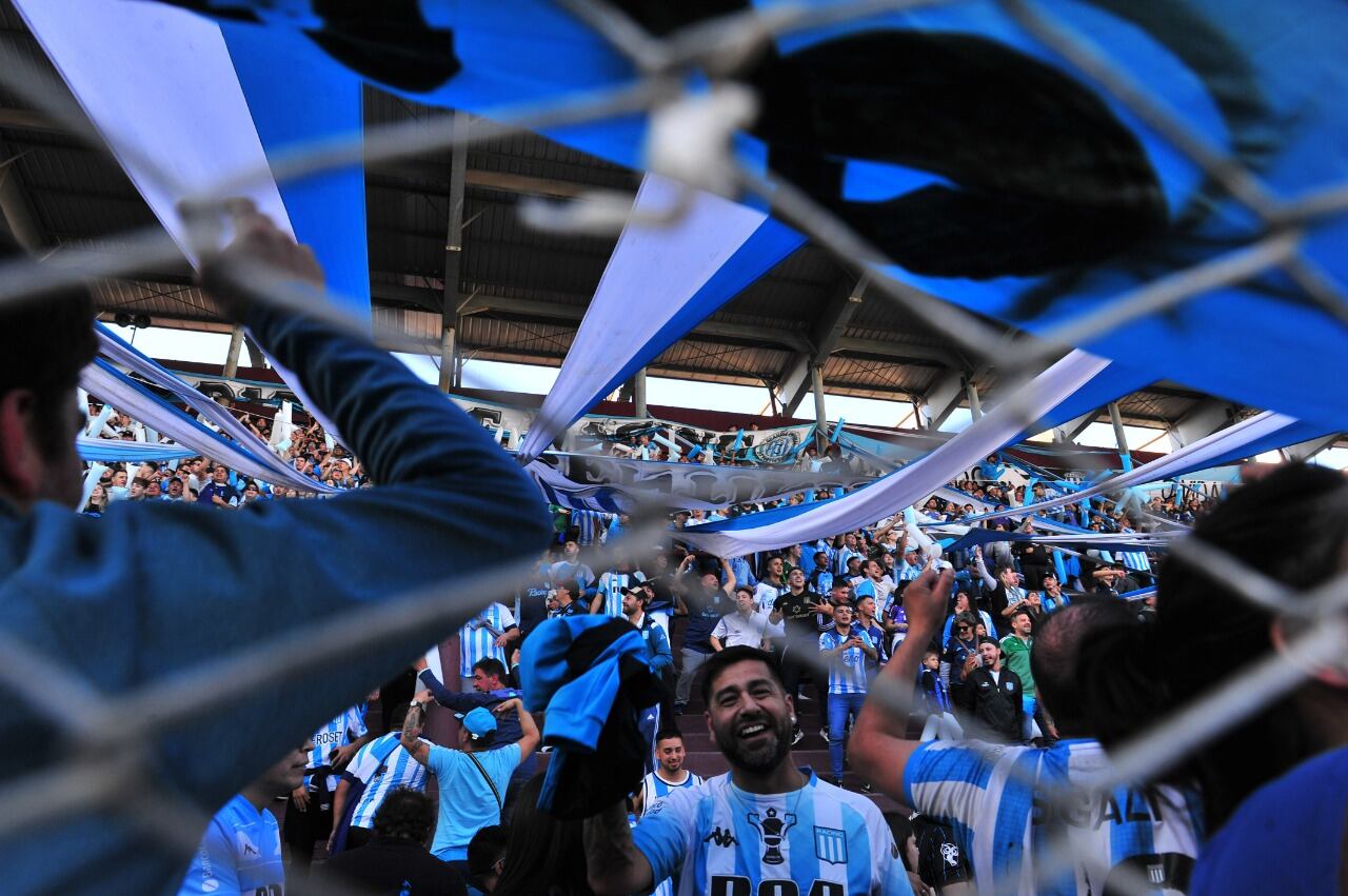 El color de los hinchas de Boca y Racing, presente en la cancha de Lanús.