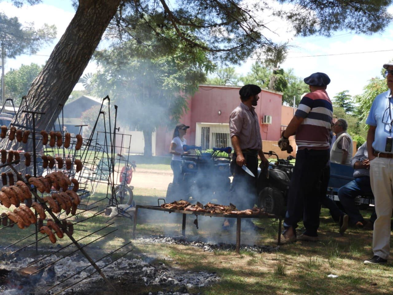 Patio de comidas en los festejos de Bajo Hondo.