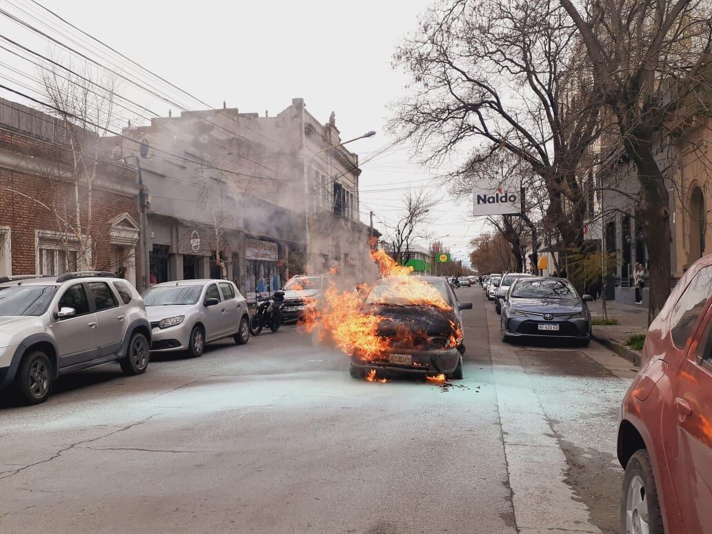 Se incendió un vehículo en calle 1810 entre Moreno y Sarmiento