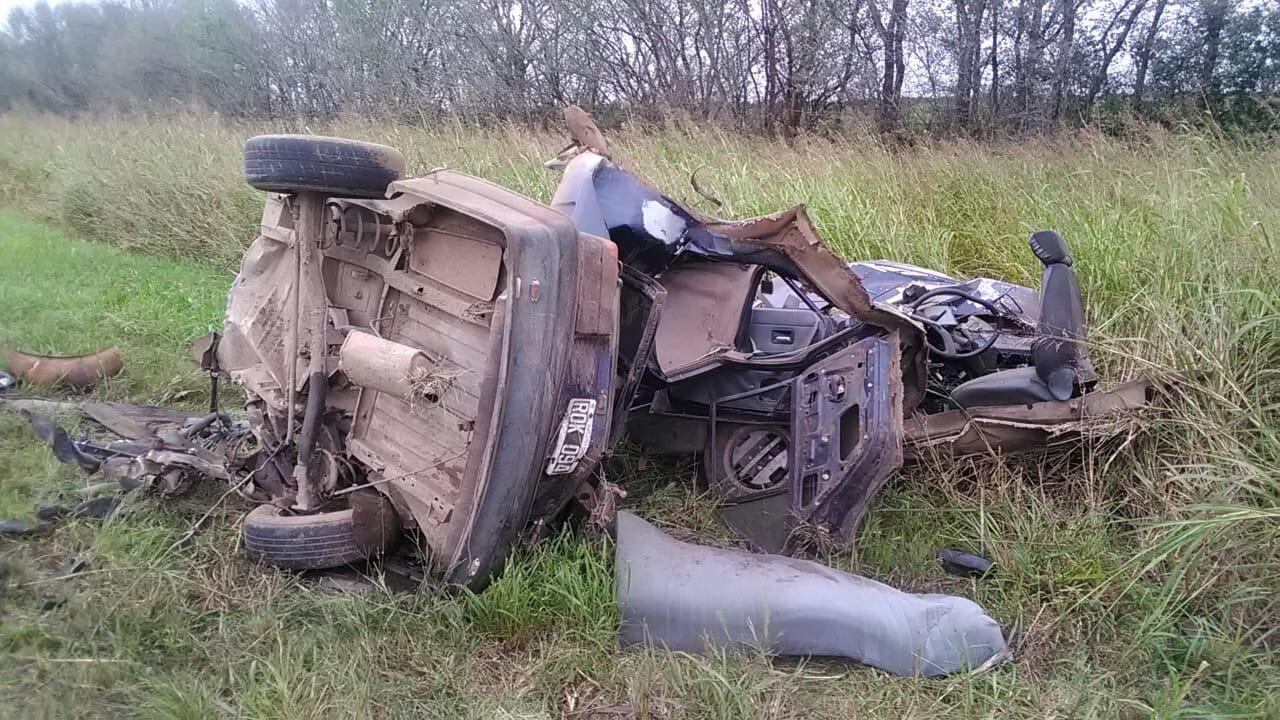 El Renault el que viajaba la victima fatal quedo destruido en su totalidad. (Foto: El Periódico)