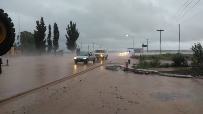 La Ruta 40 quedó cortada por la fuerte correntada que se generó. Violenta tormenta de agua y piedra sacudió el sur mendocino.