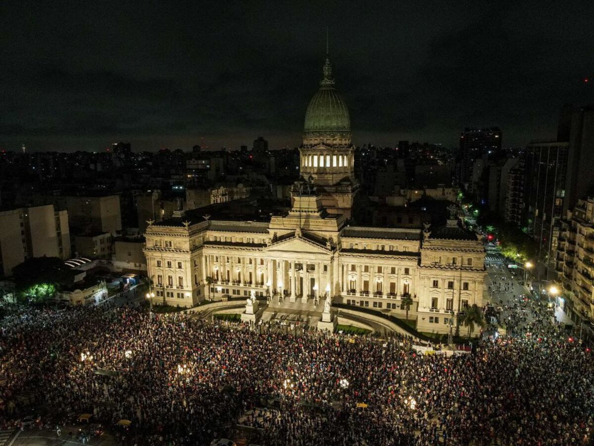 Cacerolazos y gente en las calles: masivo rechazo a los anuncios de Javier Milei