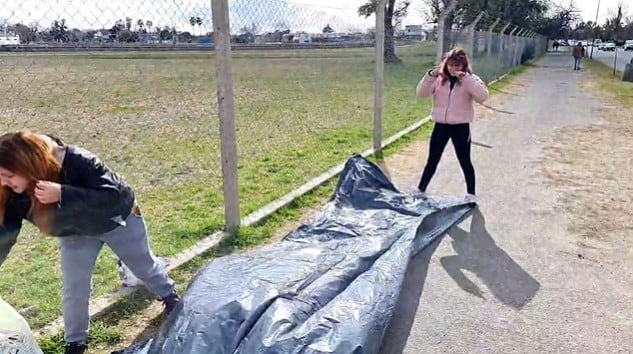 Fanáticas de Justin Bieber preparando sus cosas para acampar en el Estadio Único.