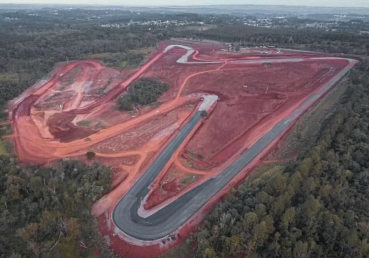 Avanzan a paso firme las obras de asfaltado en el Autódromo “Enrique Seeber” de Eldorado