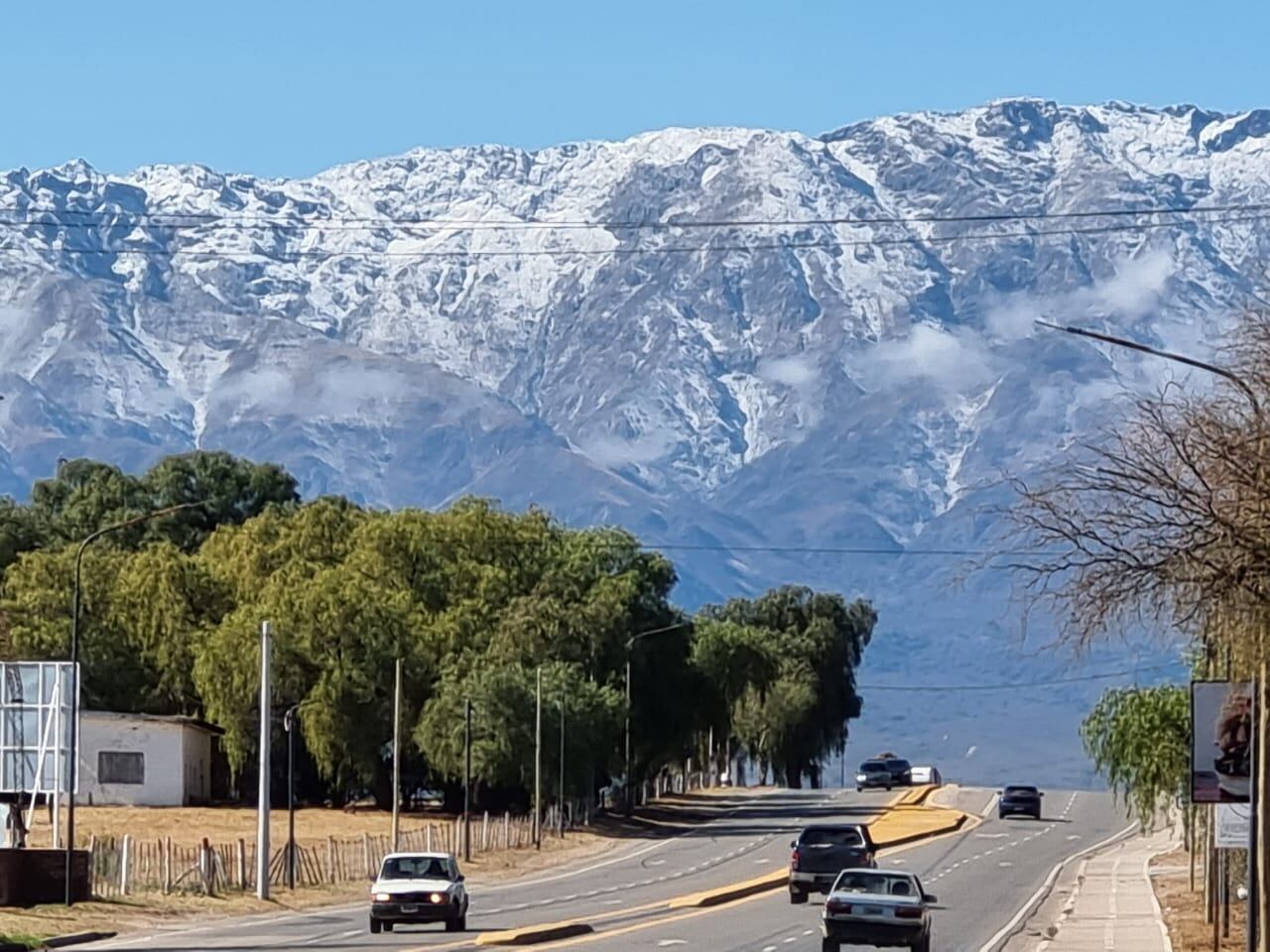 La nieve fue la protagonista en la fría noche de este lunes.