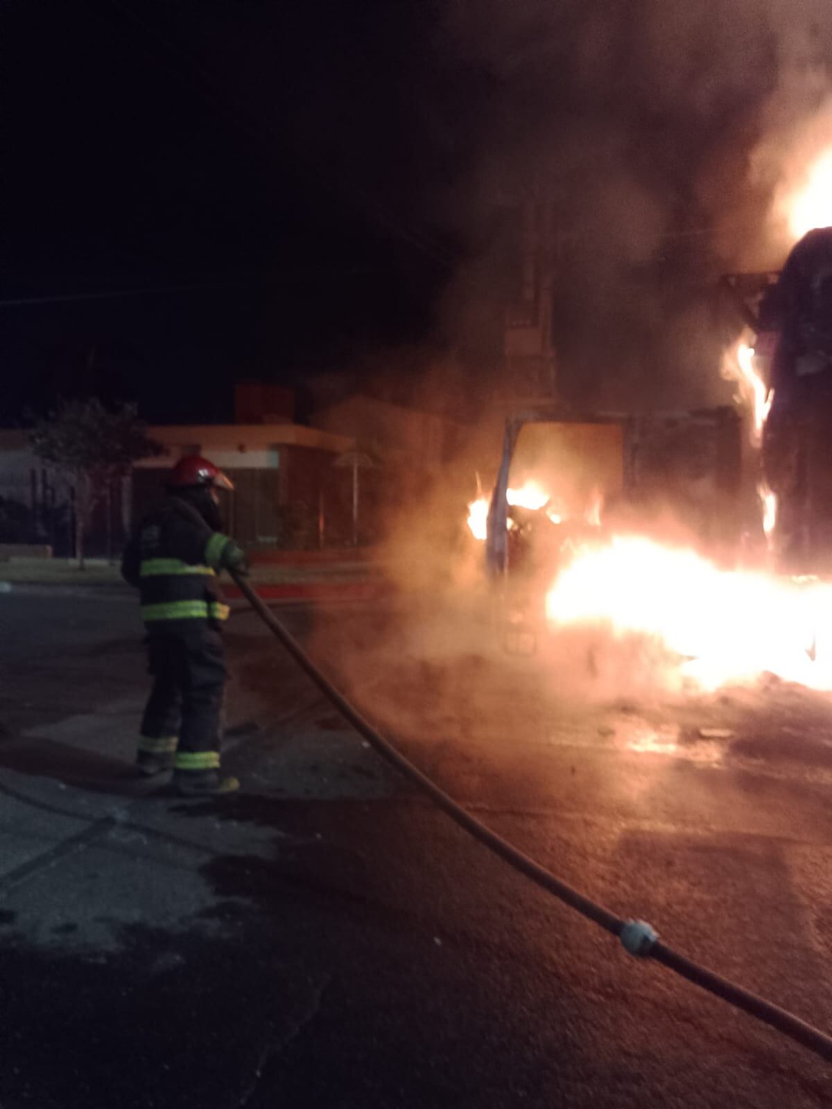 Bomberos contuvieron el foco ígneo.