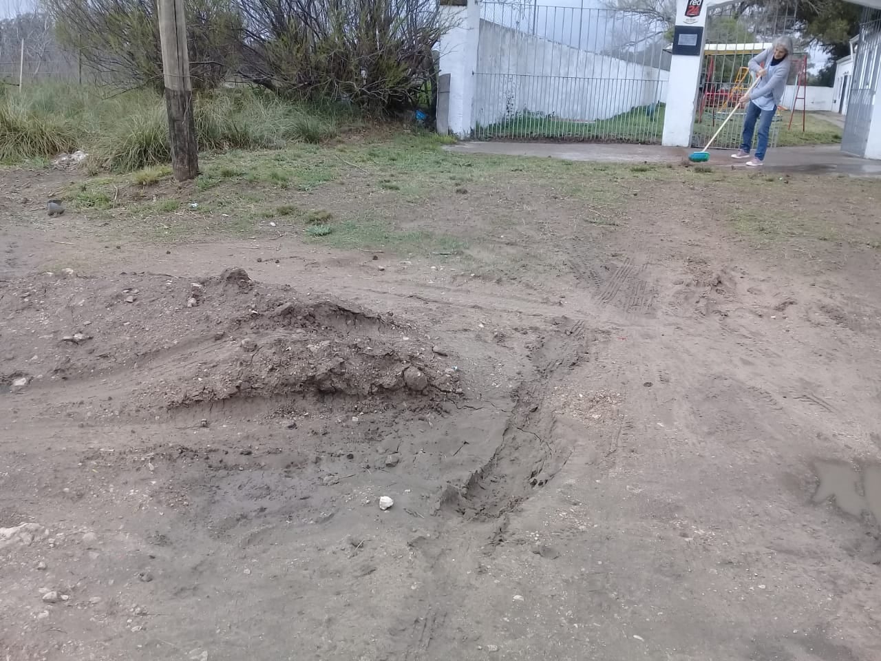 Frente al Jardín de Infantes de la Escuela Nº 18, se rompió la calle para abastecer de agua y cloacas, a un nuevo predio que fue loteado, luego de los trabajos, la calle nunca se arregló.