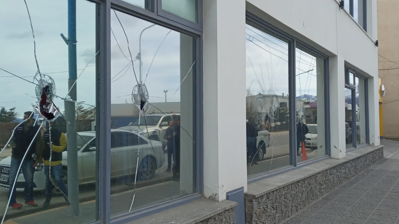 Daños materiales en la Casa Central del Banco Tierra del Fuego