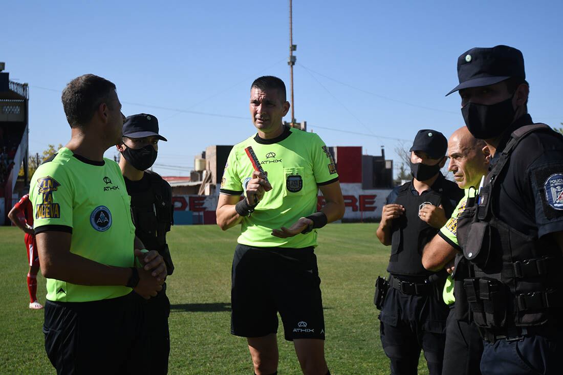 Futbol Primera Nacional: el árbitro José Carreras, suspendió el partido por un cartucho de bengala que arrojaron desde la tribuna de Deportivo Maipú. 