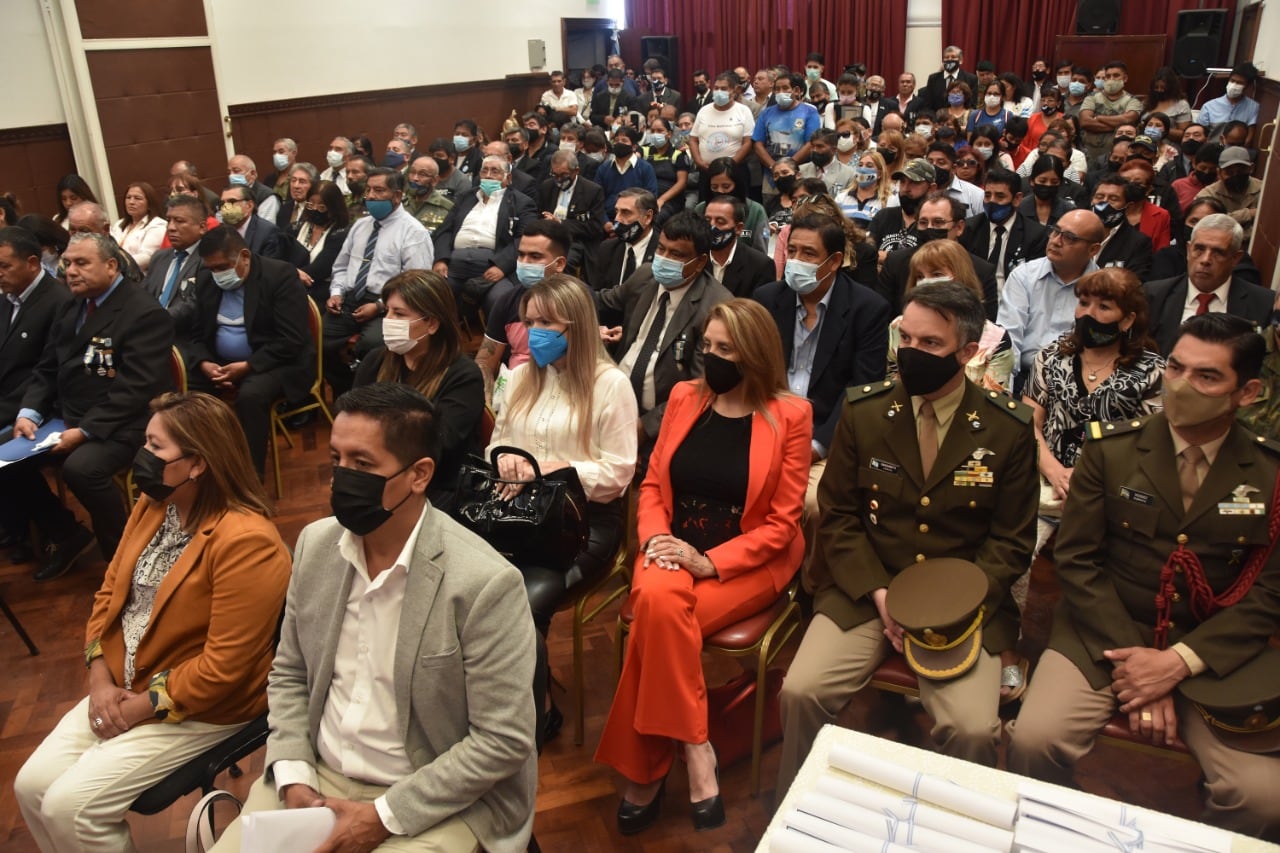 En el Salón "Marcos Paz" estuvieron también el jefe de la Compañía de Cazadores 5, mayor César Sanguinetti; la secretaria de Derechos Humanos de la Provincia, Marcela Infante; el secretario parlamentario de la Legislatura, Javier Olivera Rodríguez; legisladores provinciales, excombatientes y sus familiares.