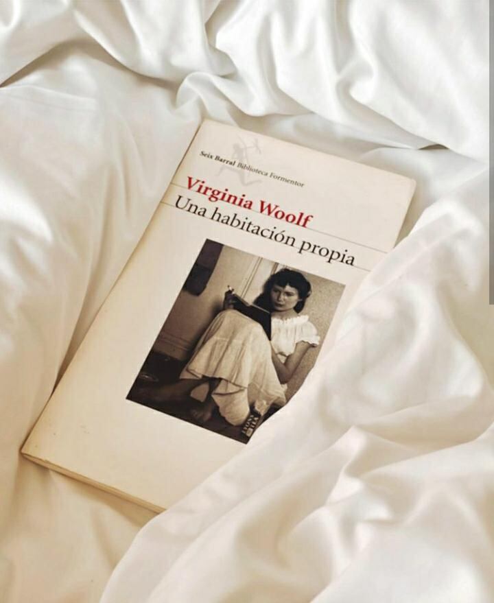 Celeste Cid leyendo a Virginia Woolf