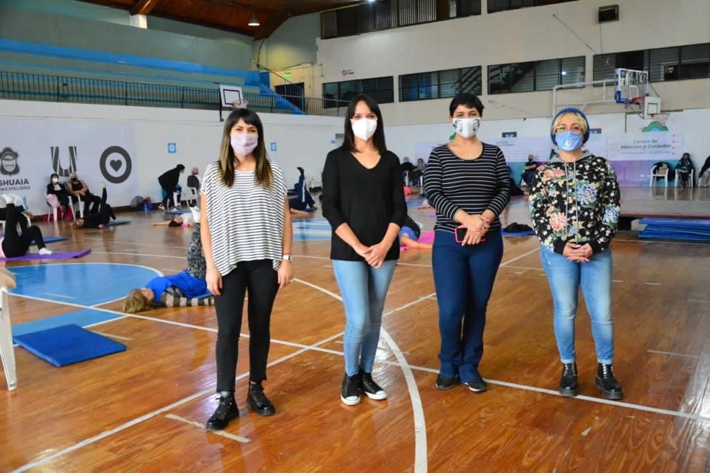 La actividad reunió a 50 personas mayores que participaron de clase de zumba y yoga y posteriormente compartieron una merienda.