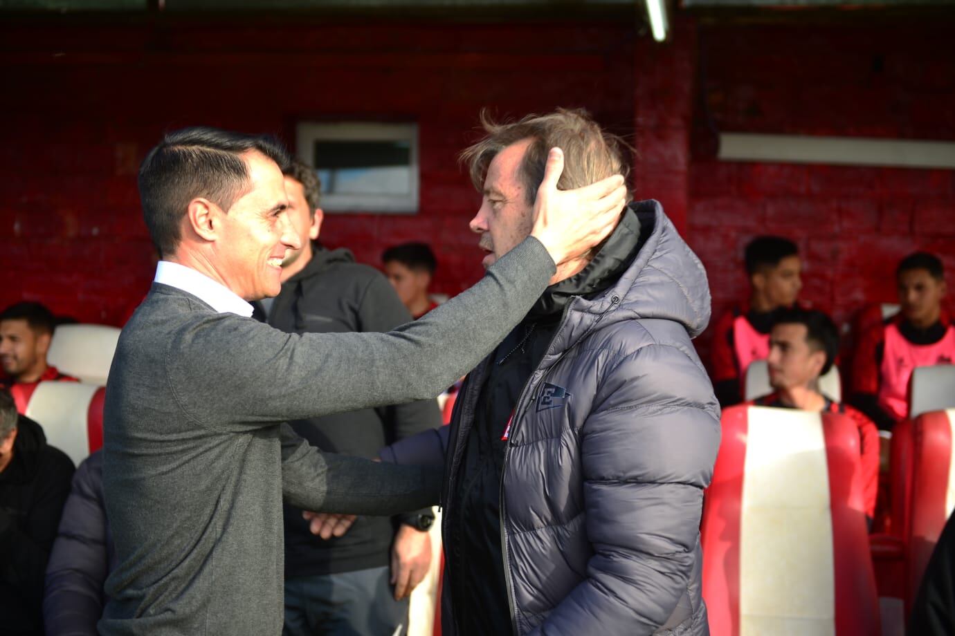 El abrazo entre Guillermo Farré, DT de Belgrano, y Ricardo Zielinski, entrenador de Estudiantes. (Nicolás Bravo / La Voz).