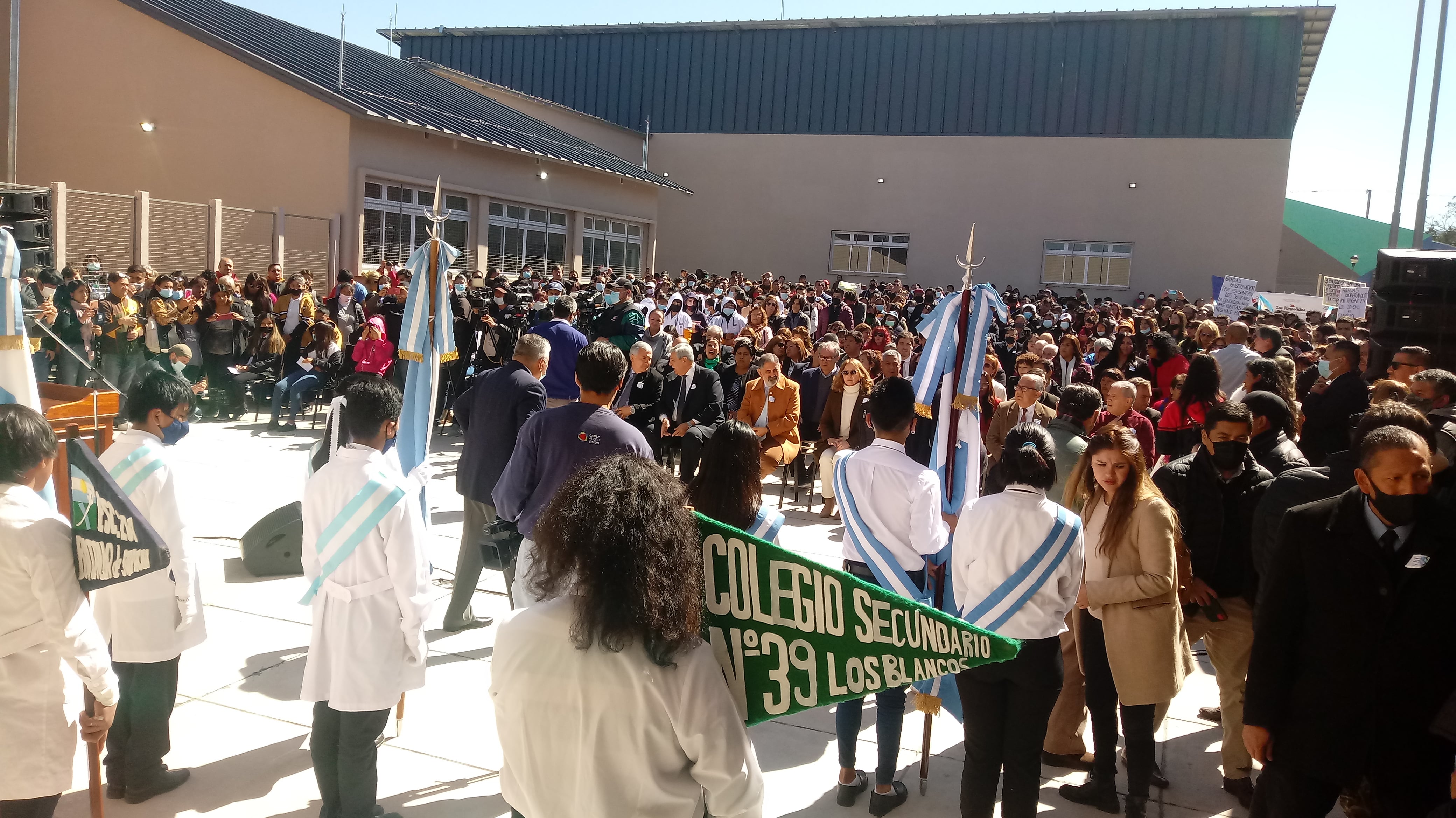 Abanderados y escoltas de unidades educativas de la zona dieron marco patrio a la ceremonia inaugural del edificio situado contiguo al NIDO "Obispo Palentini" de Campo Verde.