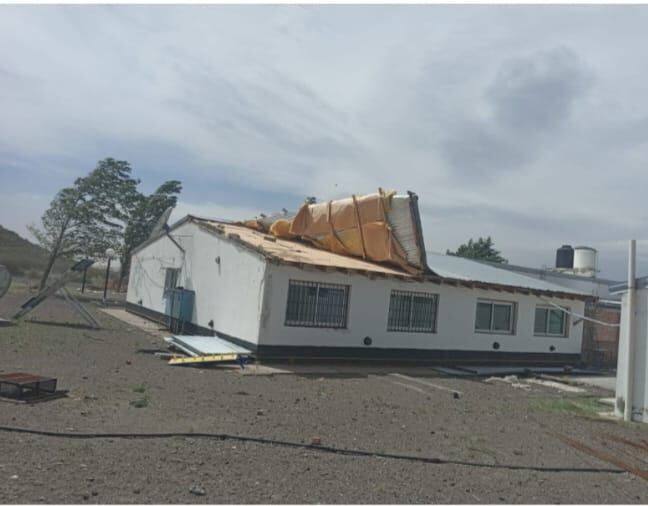 El Zonda voló el techo de la escuela albergue Embajador Pablo Neruda y evalúan evacuar a sus alumnos. - Gentileza