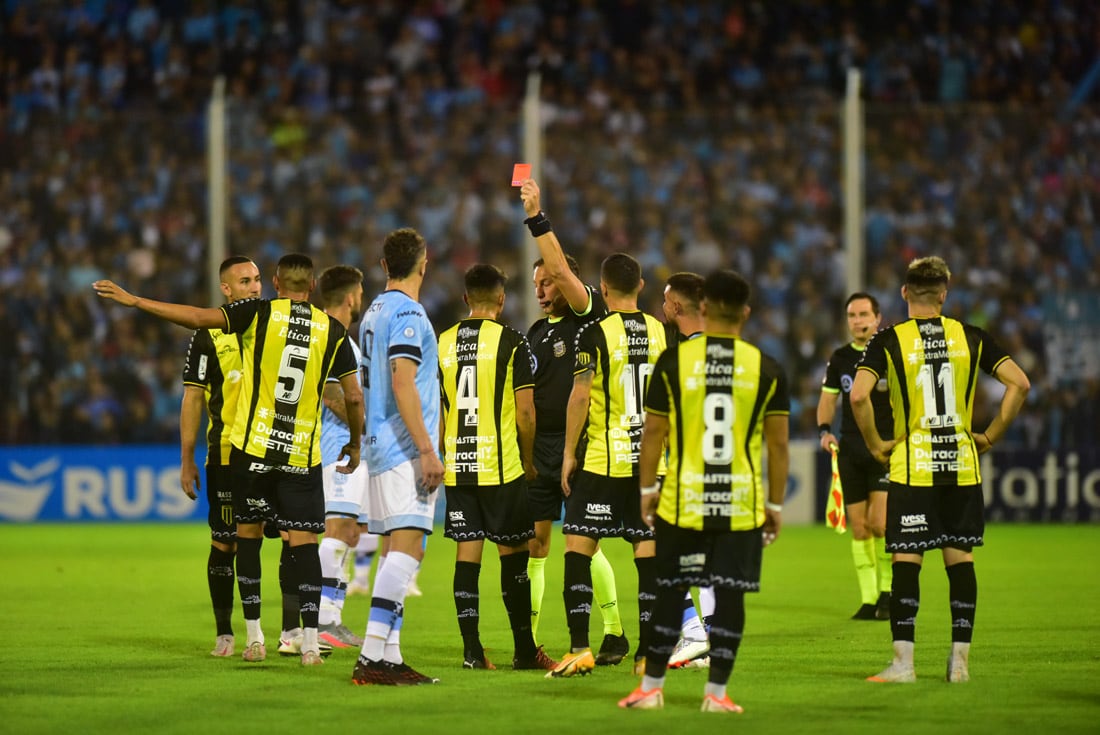 Belgrano contra Almirante Brown en Alberdi.  (Nicolás Bravo / La Voz)