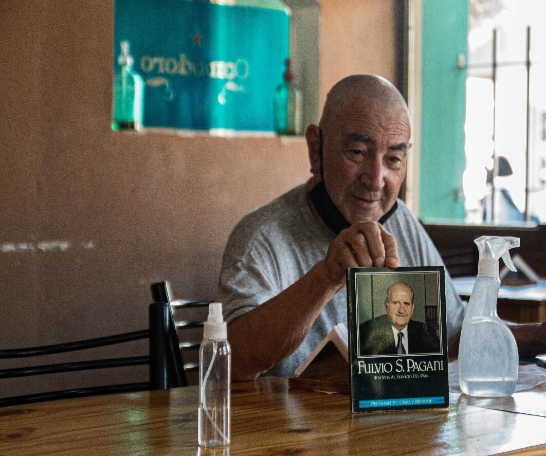 Coco Luque con el libro de Fulvio Pagani Arroyito