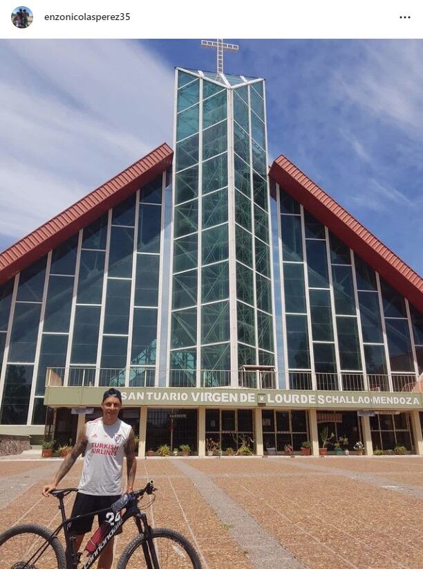 Enzo Pérez en la Virgen de Lourdes, situada en El Callao, las Heras, Mendoza.