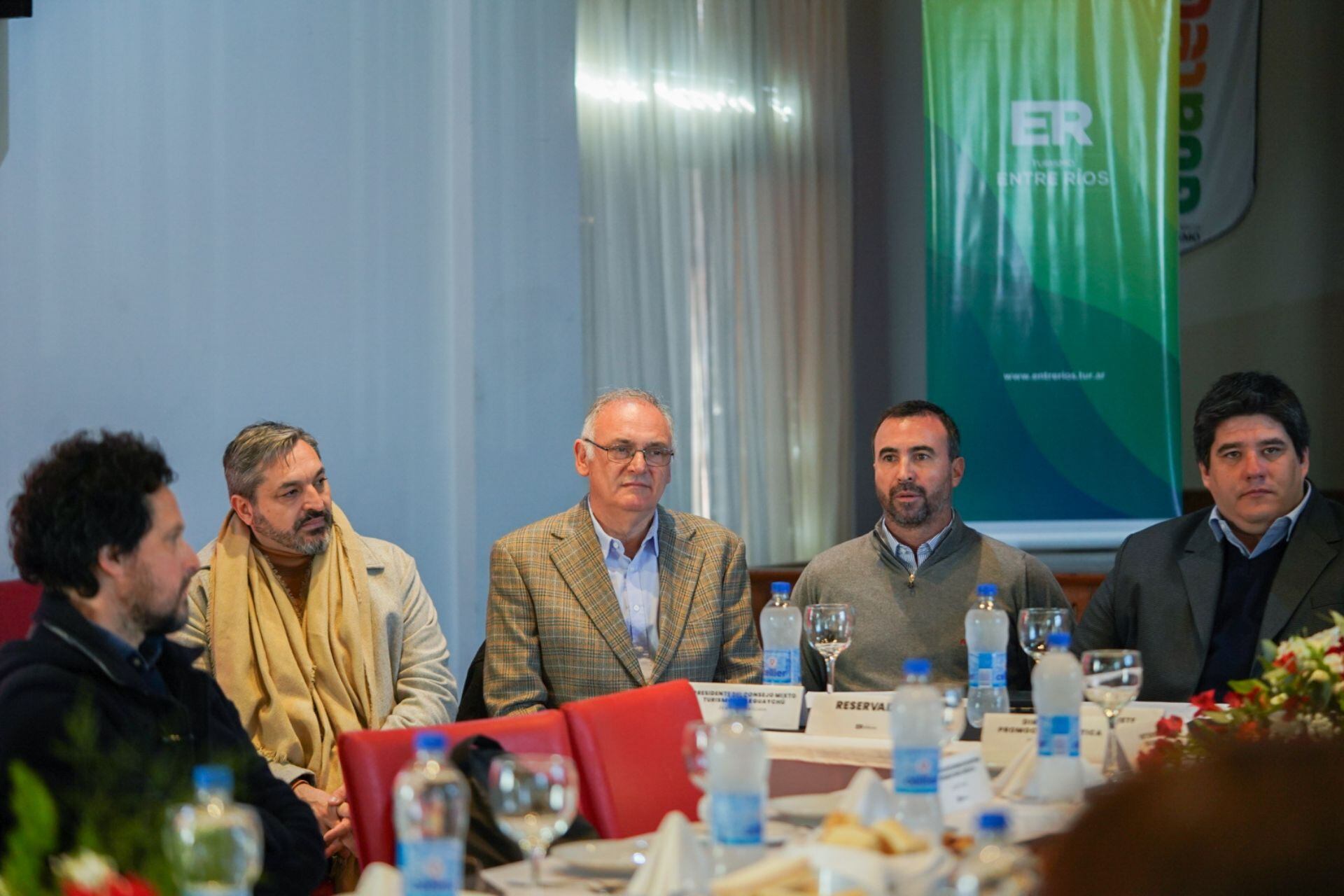 Satto y Bel mantuvieron un encuentro con Julieta Carrazza, Luciano Garro; el senador departamental Jaime Benedetti; la diputada provincial Julia Calleros; y el presidente del Consejo Mixto de Turismo Fernando Zubillaga.