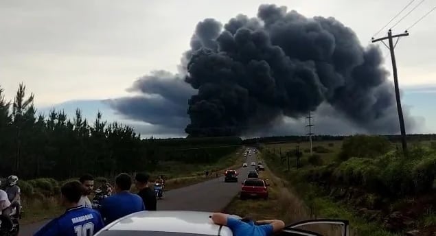 Una fábrica de resina de una multinacional se incendió en Candelaria