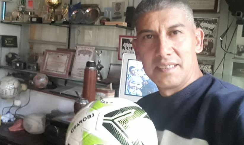 Mario Ceverino, el periodista que inició la campaña solidaria "Me das una mano" para ayudar a un equipo de fútbol femenino de San Carlos.