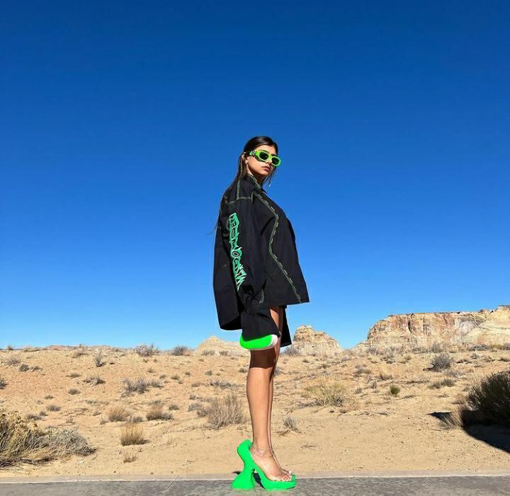 Mia Khalifa en el desierto