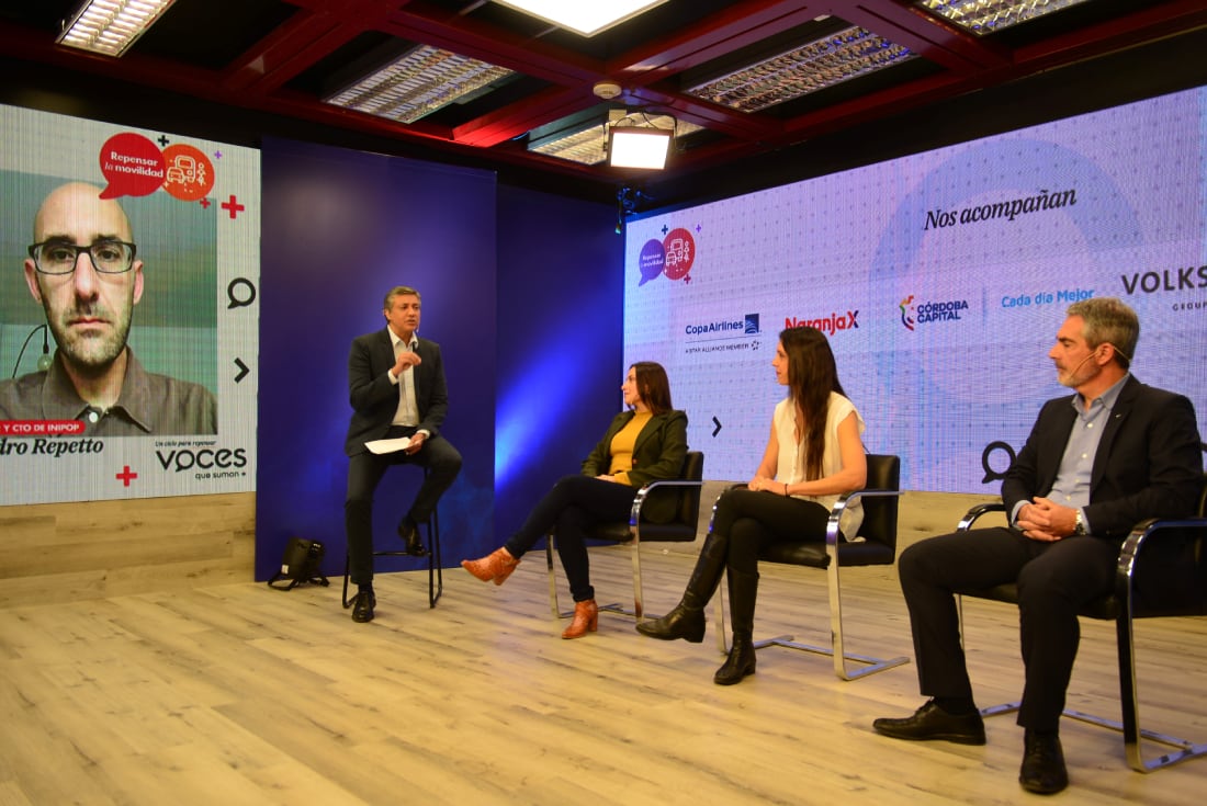 Participaron Lucila Martinazzo (docente e investigadora de la UNC), Eli Frias (head de operaciones de Uber para Argentina, Paraguay y Uruguay), Leonardo Ezcurra (gerente ejecutivo de lanzamiento de nuevos proyectos de Volkswagen Argentina) y Alejandro Repetto (cofundador y CTO de Inipop, especialista en diseño estratégico del futuro). La moderación estuvo a cargo del periodista Daniel Alonso, coordinador del ciclo.