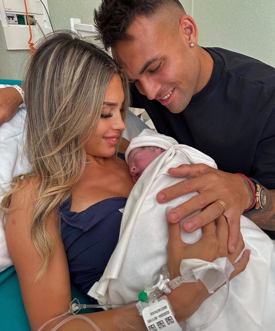 Nació Theo, su primera foto junto a sus papás Lautaro Martínez y Agustina Gandolfo.