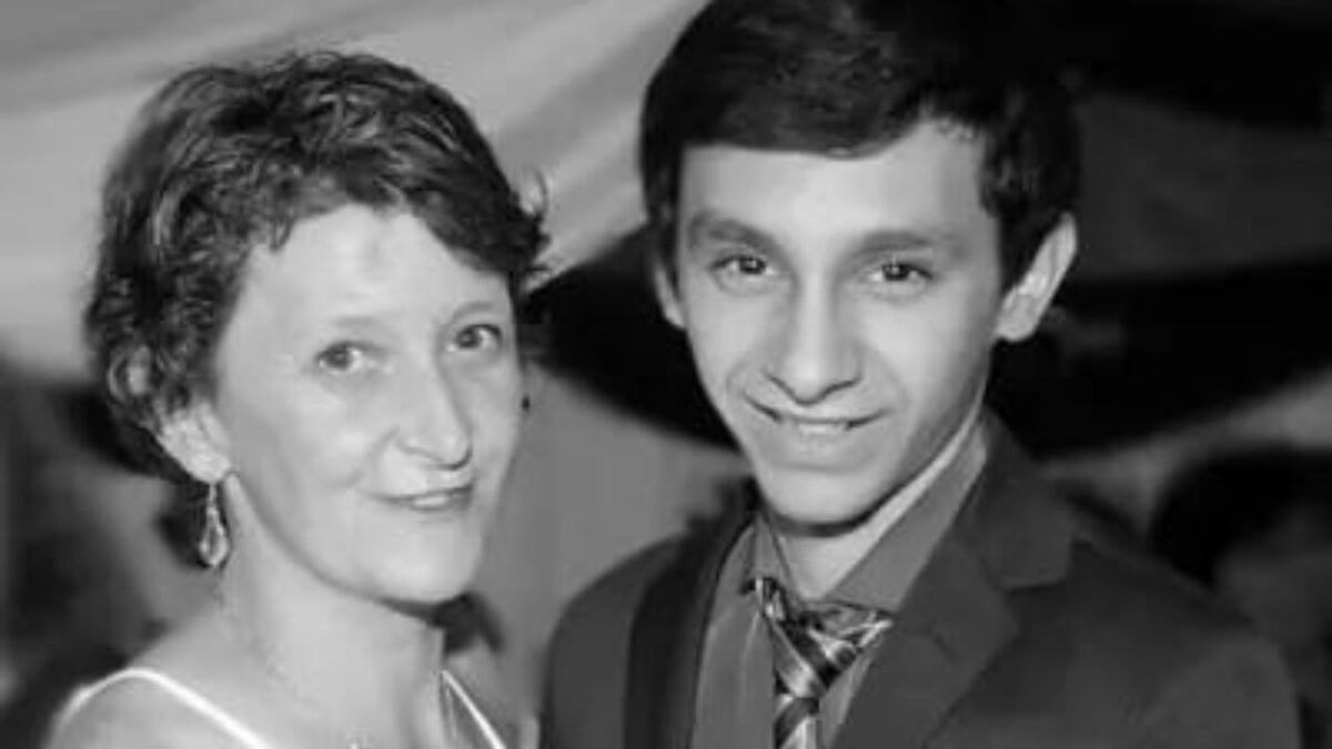 Conocé a Abel, el estudiante entrerriano que emocionó a todos al recibirse y llevar su libreta a la tumba de su madre