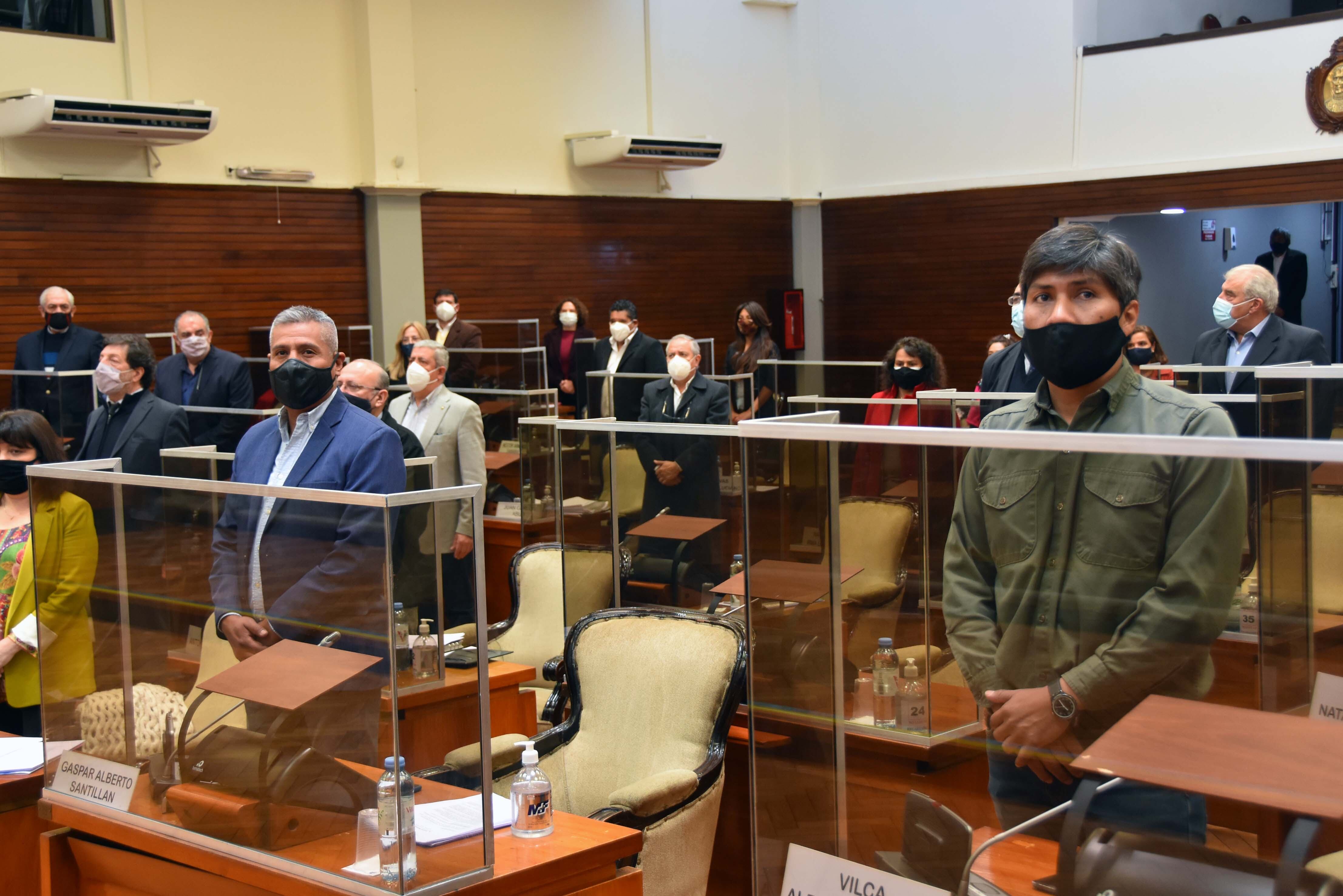 Presente en la sesión de este jueves, el diputado Alejandro Vilca (der.) dejó expresada su solidaridad con los 140 trabajadores del Banco de Desarrollo de Jujuy.