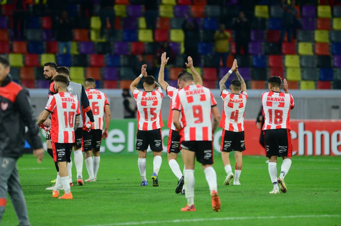 Instituto contó con el acompañamiento de su público en el empate 1-1 con Güemes en Santiago del Estero. (José Gabriel Hernández / La Voz)