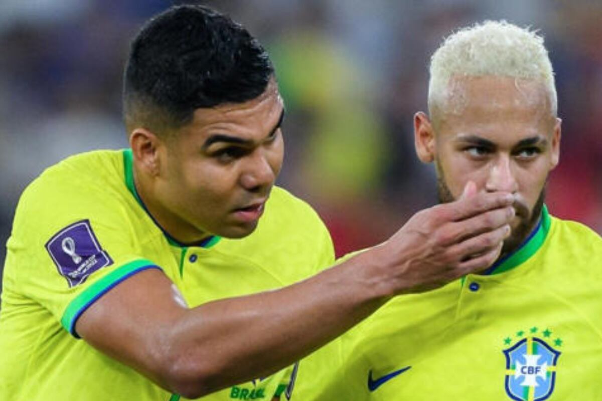 Polémica imagen en medio de la goleada de Brasil: ¿qué le dio Casemiro a Neymar durante el partido?