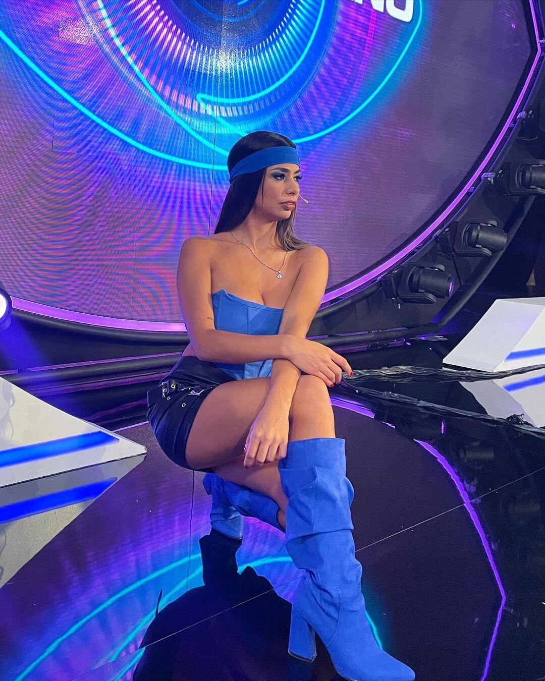 La exparticipante posó con un súper escote azul.