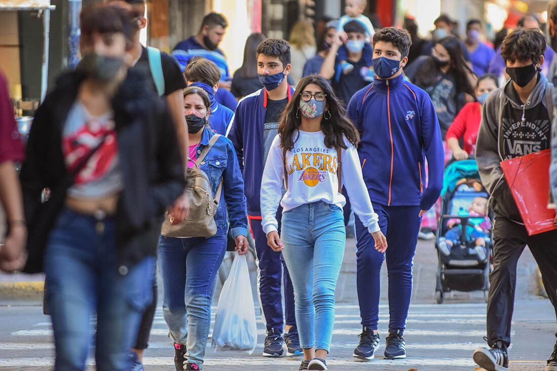 Mendoza 12 de abril de 2021 Sociedad 
covid 19. coronavirus, gente, calle, centro, clima, distanciamiento social, contagios 
foto: Mariana Villa / Los Andes