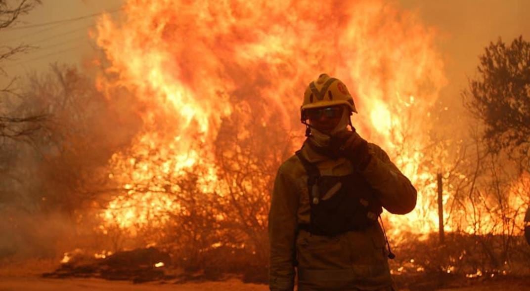 Este domingo viajan bomberos voluntarios para combatir un incendio que lleva una semana.