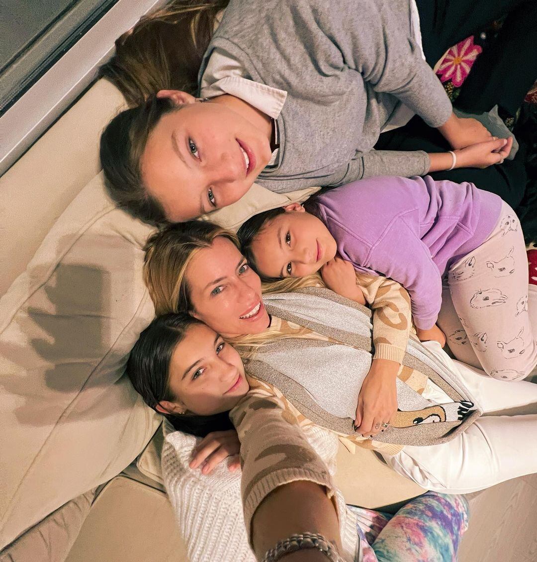 Nicole Neumann junto a sus tres hijas, Indiana, Allegra y Sienna.