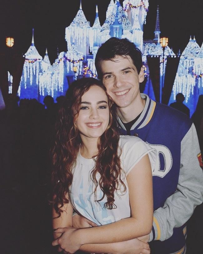 Mary Mouser y su novio, Brett Pierce.