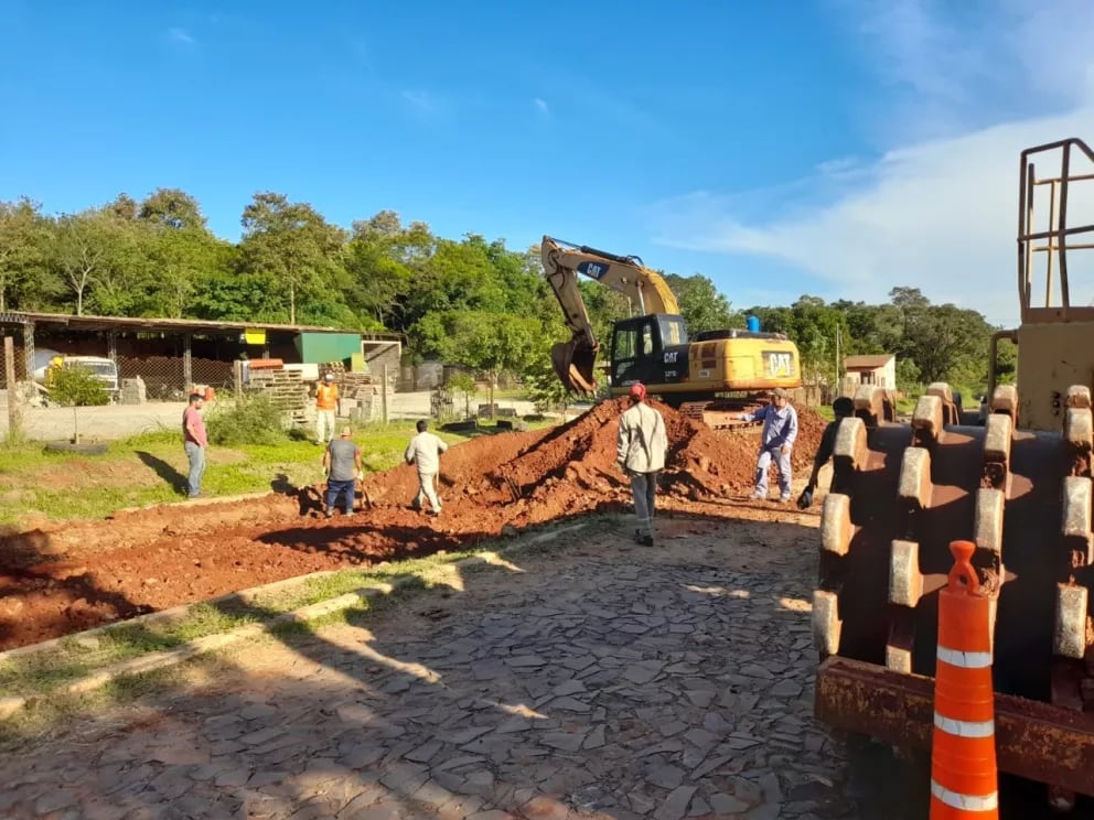 Inician el movimiento de suelo para el asfaltado en la avenida Libertad.