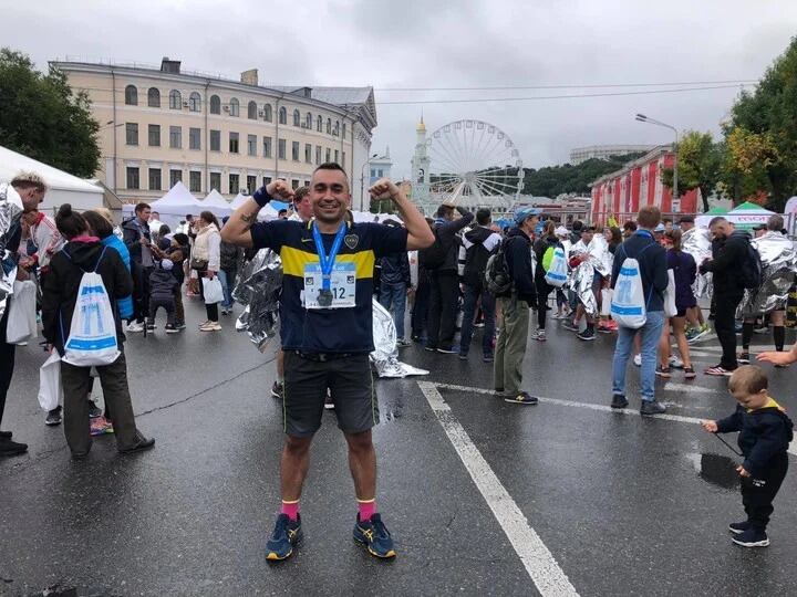 Luego de recibir una medalla en una maratón