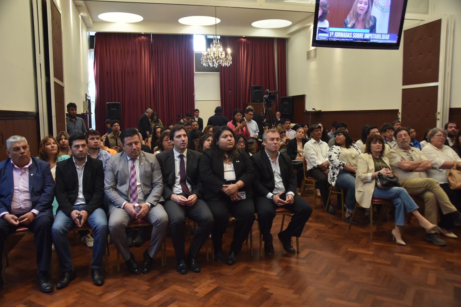 El salón "Marcos Paz" de la Legislatura de Jujuy estuvo colmado de asistentes, en la  Primera Jornada Provincial "Enfoque Multidisciplinario sobre la sobre la Edad de Imputabilidad de los Menores".