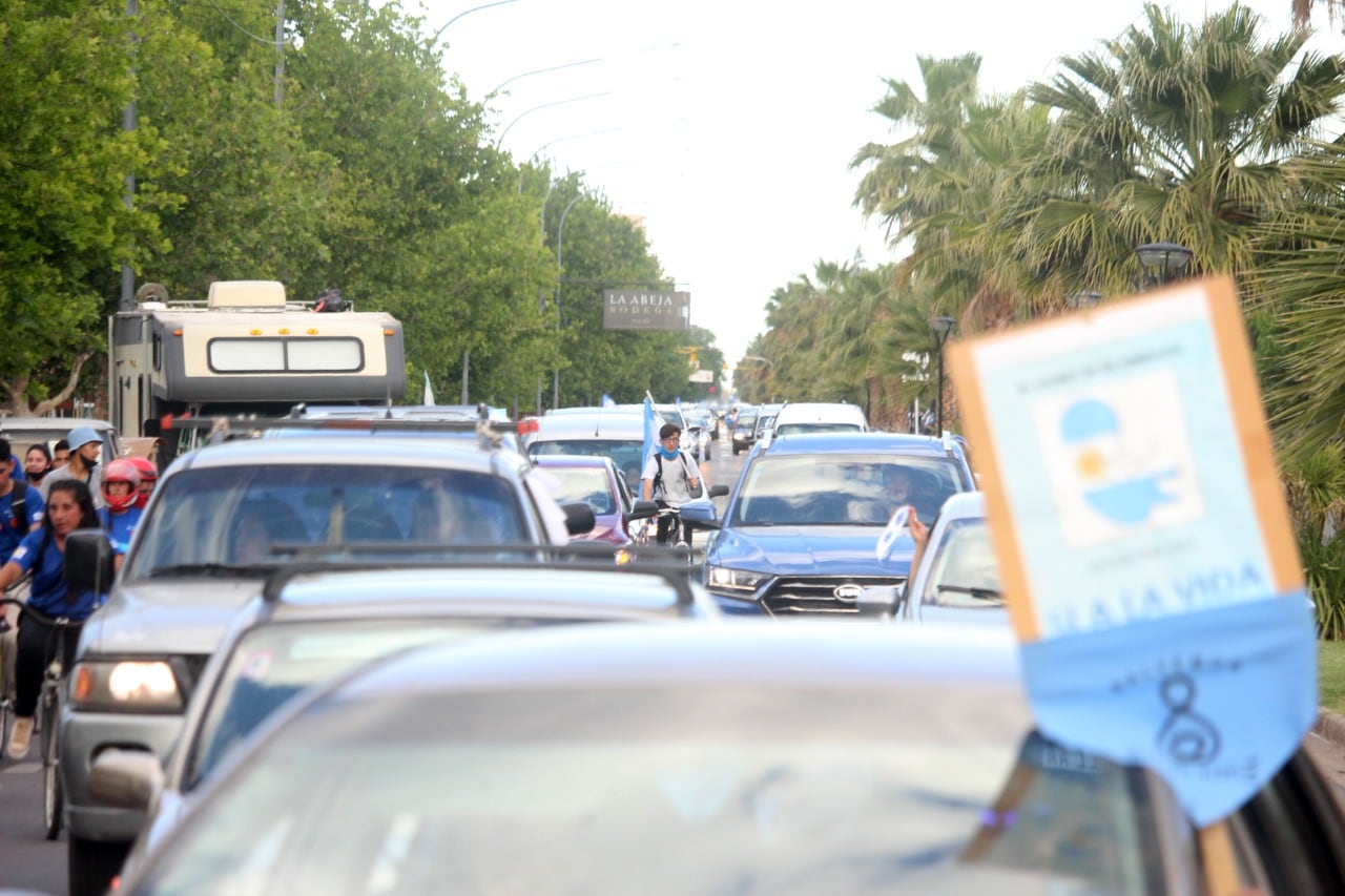 Una multitud salió a las calles de San Rafael para rechazar la legalización del aborto. 