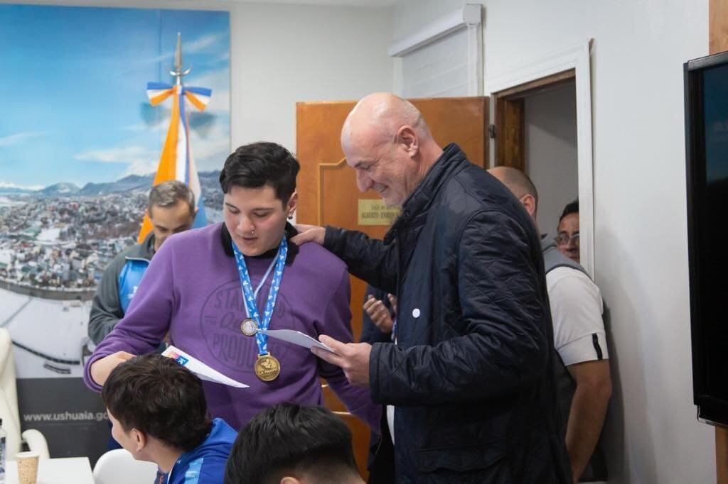 Guillermo Navarro junto a los competidores de la Escuela Municipal de Judo.