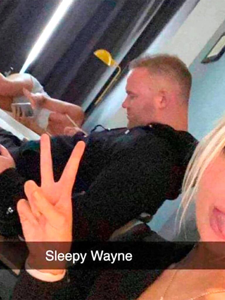 Rooney se quedó dormido y lo fotografiaron.