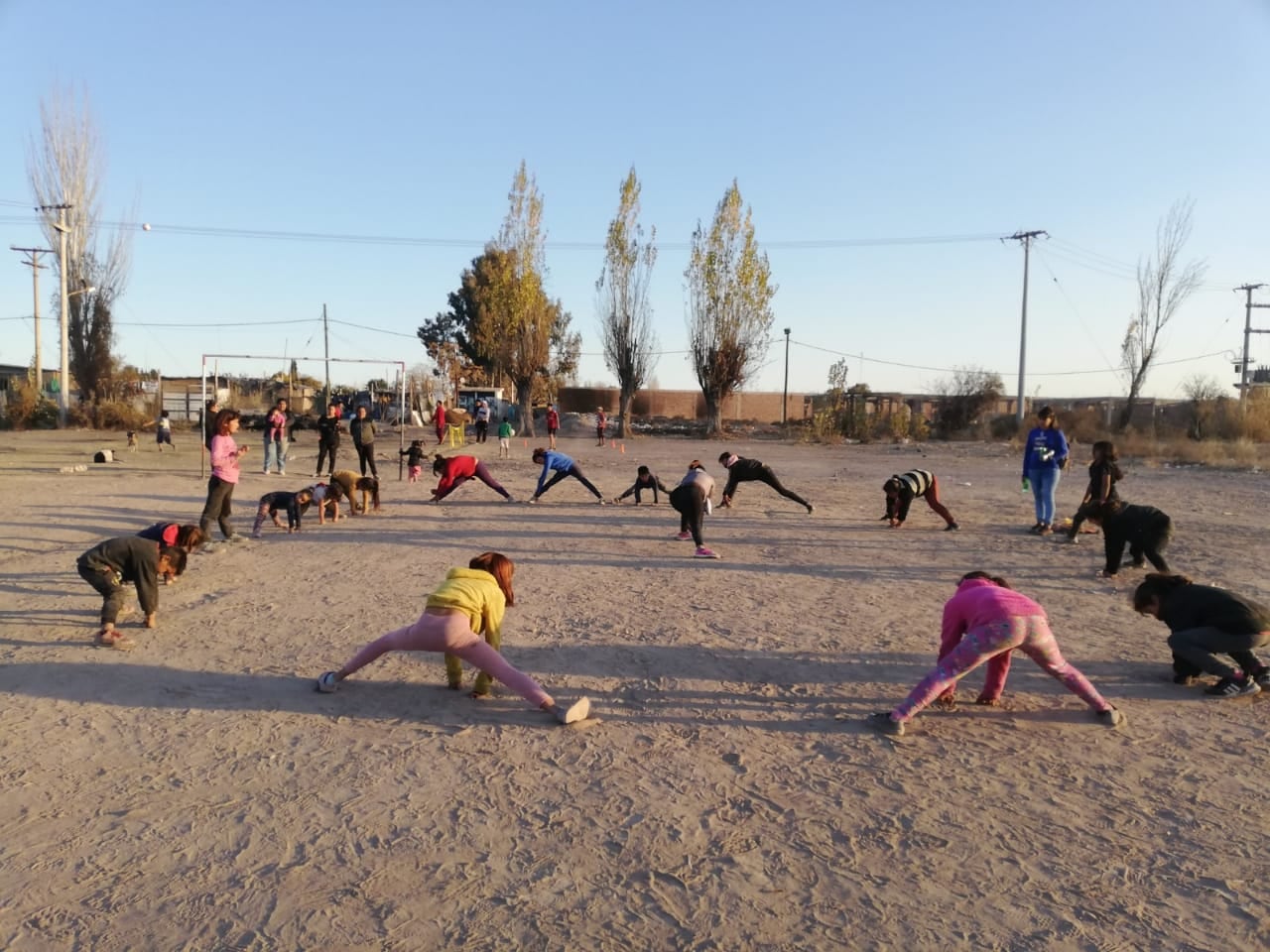 Realizan actividades de murga y fútbol, para contener a los chicos.