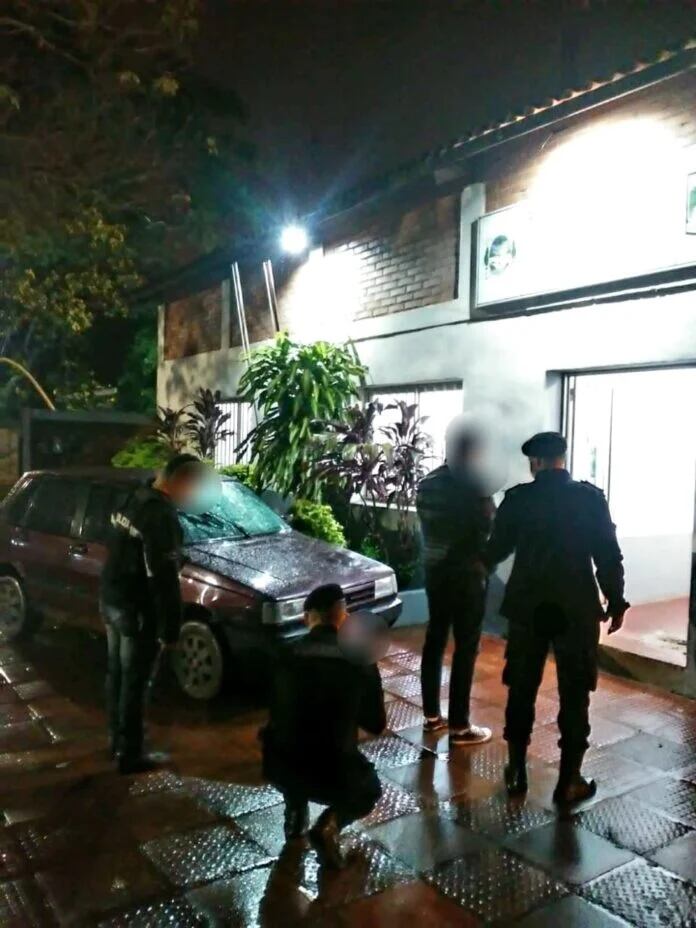 Efectivos policiales recuperaron un automóvil robado en Buenos Aires.