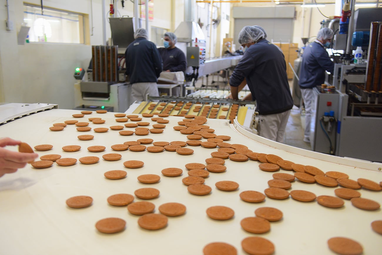 Las galletas llegan a la rellenadora luego de haber pasado 15 minutos enfriándose.