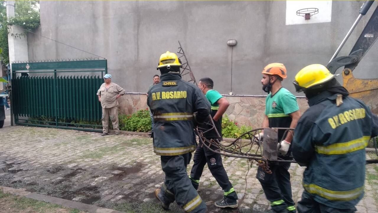 Las estructuras dañadas fueron retiradas por el portón de entrada sobre Viamonte al 1400.