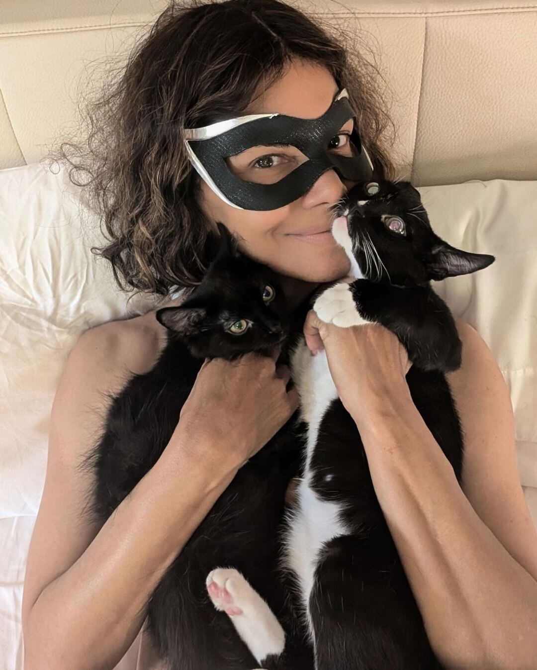 A los 57 años, Halle Barry se desnudó con dos gatitos rescatados para celebrar los 20 años de Gatúbela